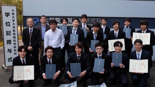 卒業式および学位授与式が行われ、B4の6名、M2の7名、D3の1名が卒業、修了しました