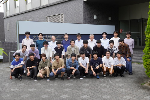 卒業写真の撮影をかねて記念撮影をしました